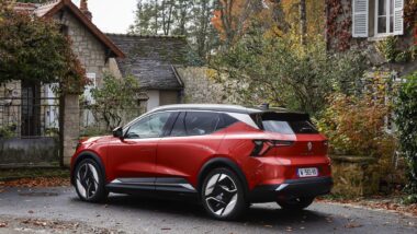 La Renault Scénic E-tech électrique est finaliste du trophée Voiture de l'année 2024