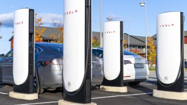Les nouveaux chargeurs Tesla offrent une autonomie de 200 km en moins de 10 minutes.