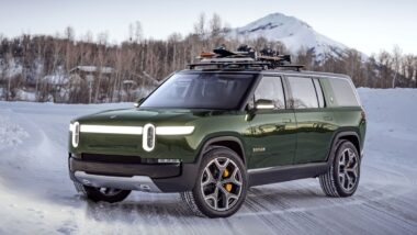 Préparez votre voiture électrique pour l'hiver en montagne : choisir entre pneus hiver, chaînes et chaussettes
