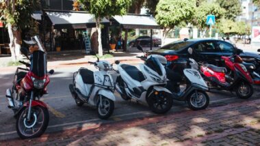 Moto sur les parkings voiture