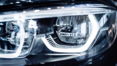 Danger des feux LED sur la route l'Europe doit intervenir pour protéger nos yeux