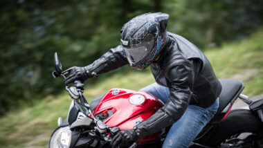 Dominez la route avec style : Explorez le Nolan N60-6 Sport, le casque intégral qui redéfinit l'expérience de conduite