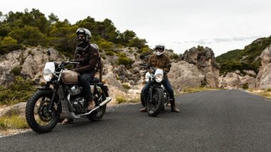 La puissante vague de bienveillance motarde : Découvrez le symbole secret qui unit tous les motards!