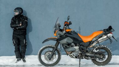 Se réchauffer à moto en hiver