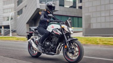 La Honda Hornet 500 : Maître incontesté des Motos A2 500 cc, Découvrez le Règne de la Puissance Maîtrisée