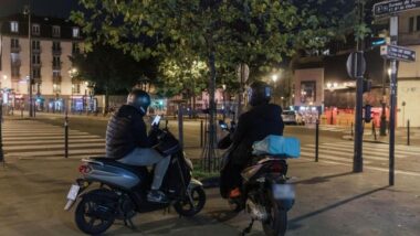 Paris envisage d'interdire les scooters et motos thermiques nocturnes : une nouvelle initiative en discussion