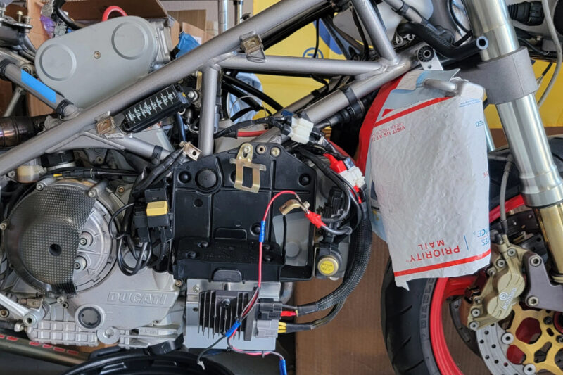Emplacement du régulateur de tension sur la Ducati 916 ST4 de 2000
