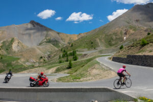 Les défis et précautions à prendre sur la route des grandes Alpes moto