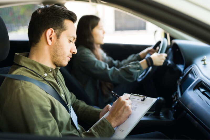 Oublier de rétrograder et caler à l'examen du permis