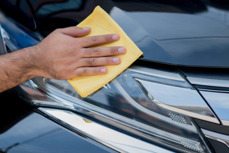 Astuce de grand-mère pour nettoyer les phares de voiture