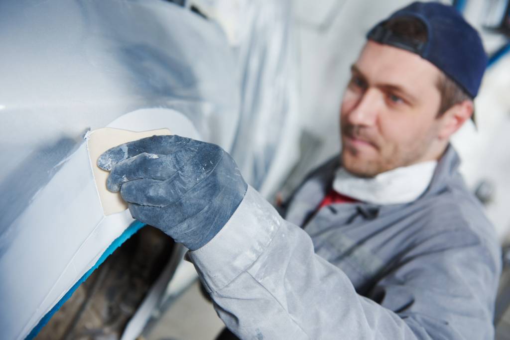 appliquer mastic pour carrosserie réparation voiture